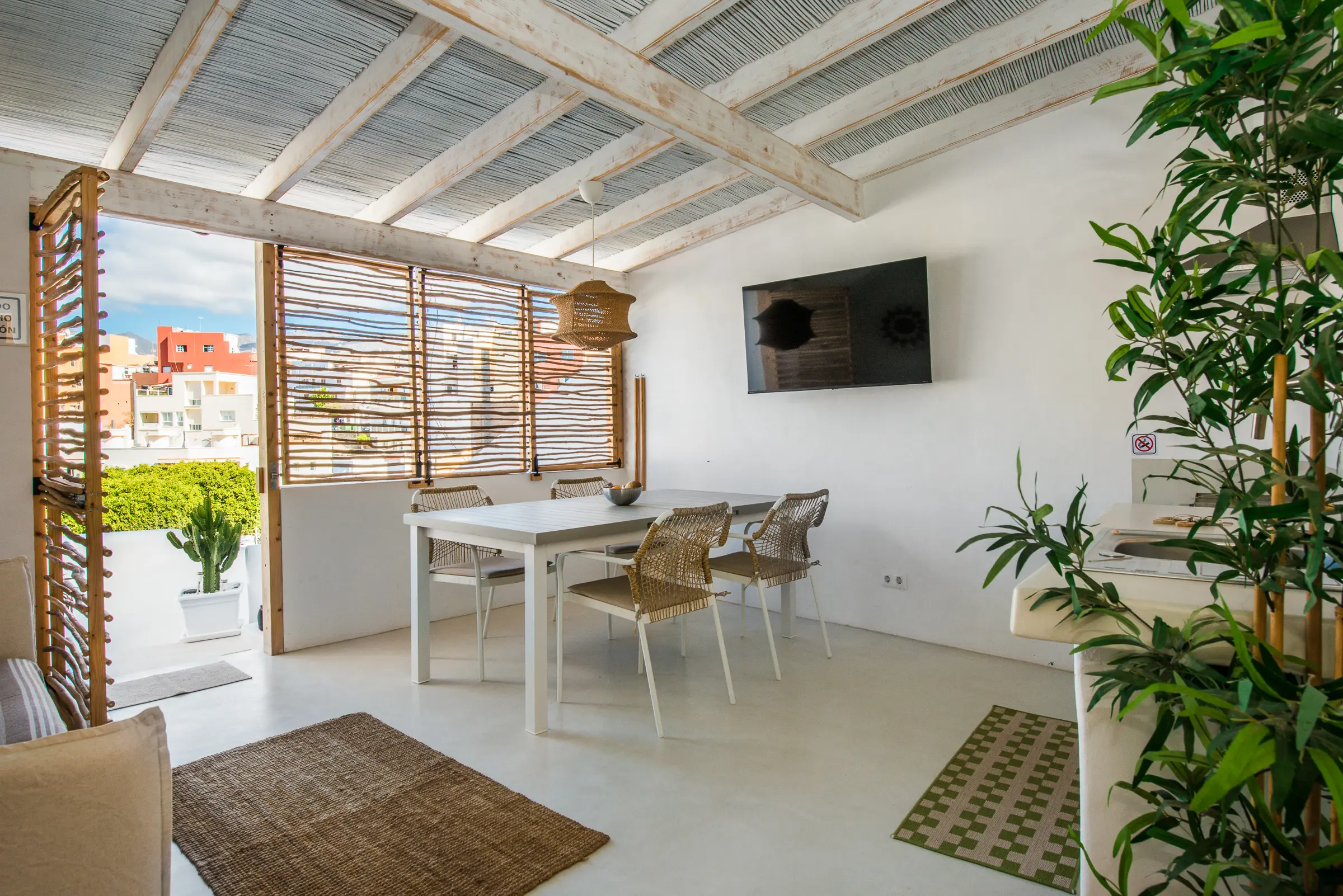 spacious dining area with wooden table at Azuro Stays Alcalá Tenerife